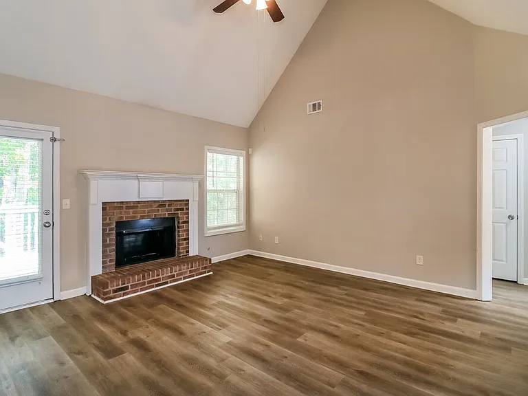 915 Castlerock Way — Photo 5