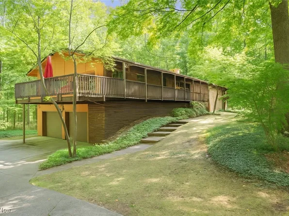 1345 Ledgewood Dr, Akron, OH 44333