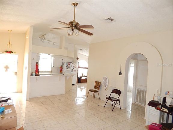 3rd image of 825 Hunt Dr