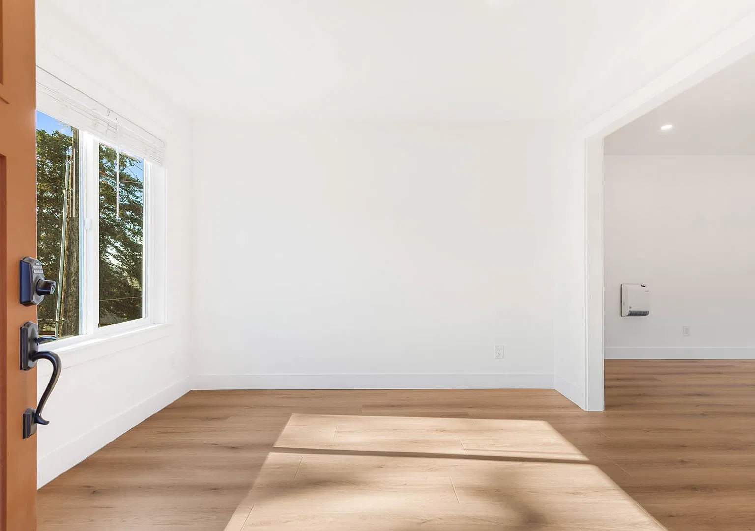 Charming Eastlake 2 Bedroom Newly Updated — Photo 3