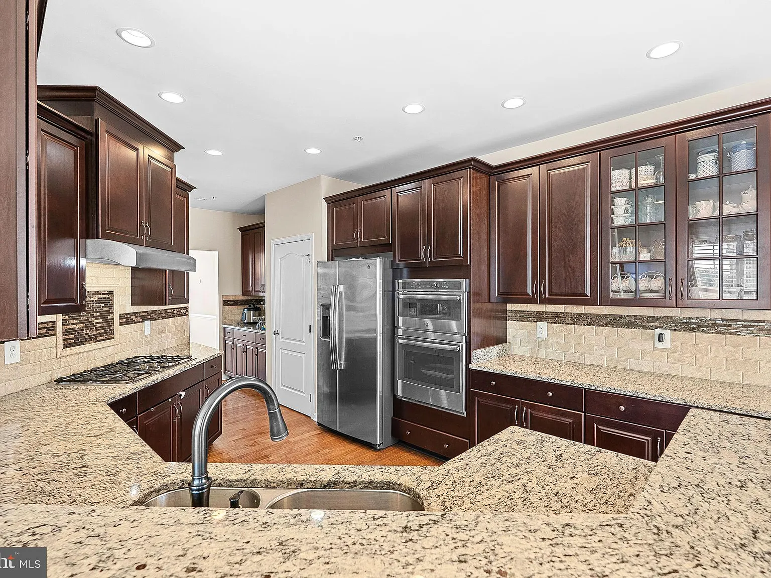 4 bed, 3.5 bath, 3232 sqft, $3,950 — Photo 4