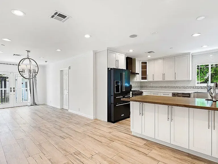 4524 Tobias Ave — Photo 2