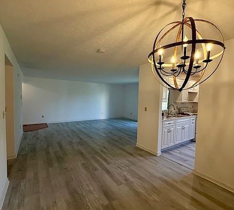 4th image of 611 Covedale Ave #2