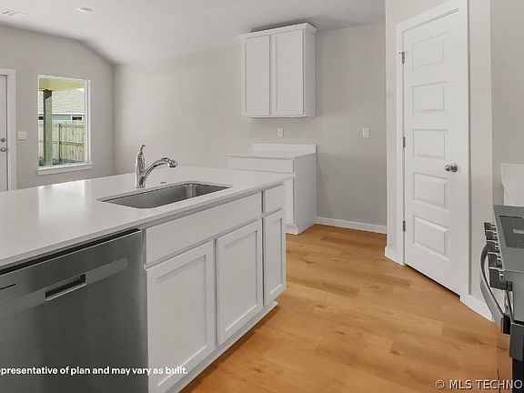5th image of 3609 E Lincoln St
