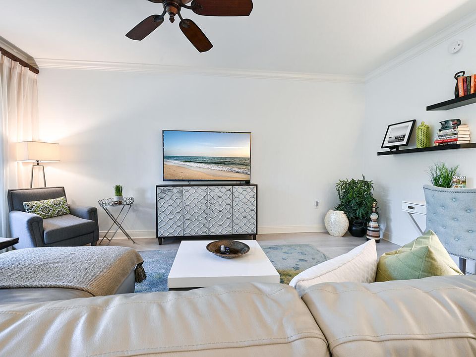 55" TV - has Direct TV and Smart TV