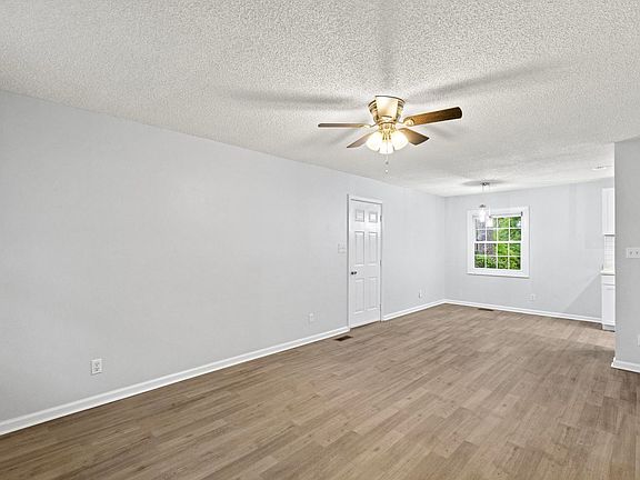 3rd image of 303 Cardinal Rd