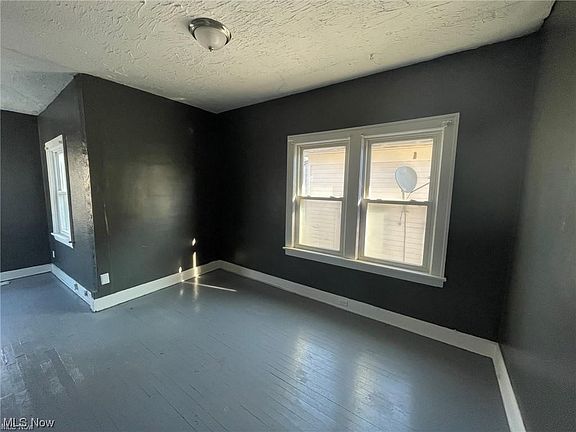 5th image of 12617 Edmonton Ave