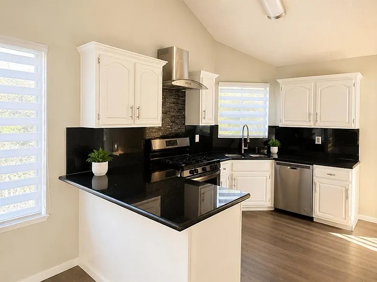 834 N Resler Dr — Photo 5