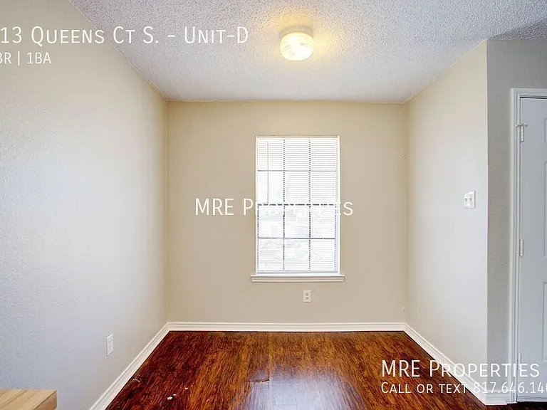 313 Queens Ct S #D — Photo 6