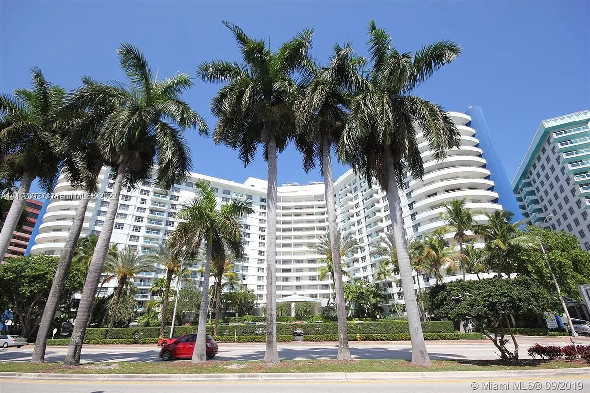 Building Photo - 5161 Collins Ave #210
