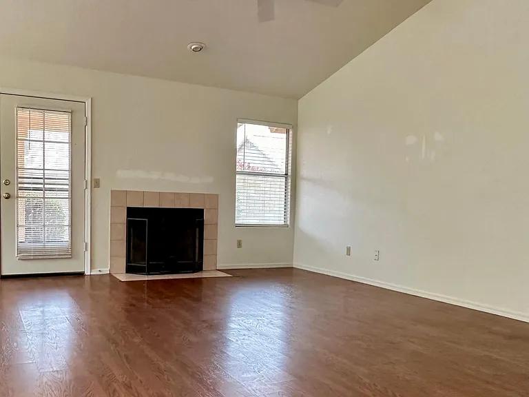 1624 N Sawyer — Photo 4