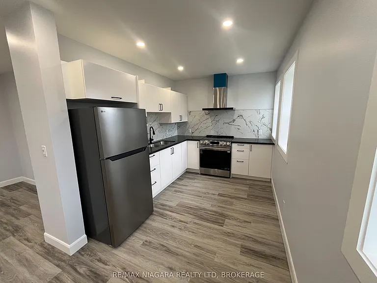 243 Dufferin St #UPPER FRONT — Photo 2
