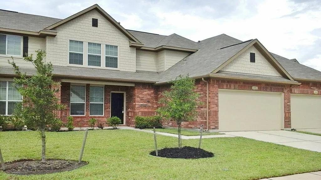Bavaria Townhomes — Photo 1