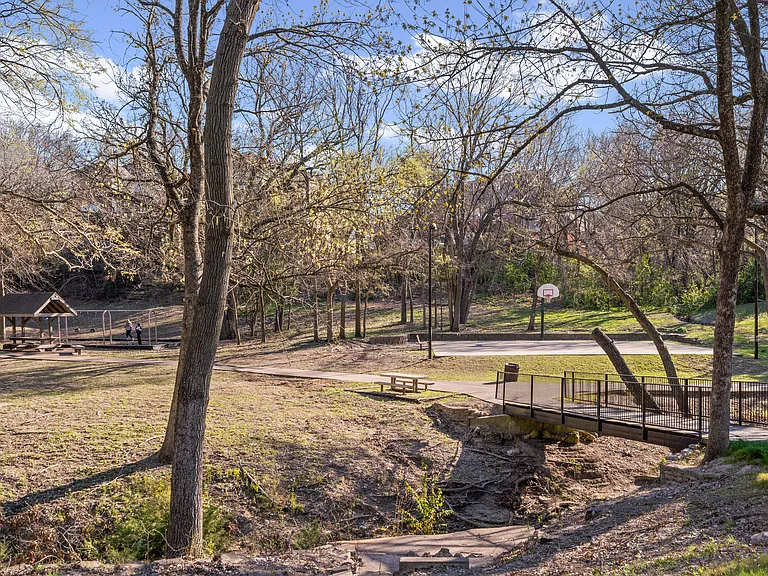 113 Clipper Ct — Photo 16