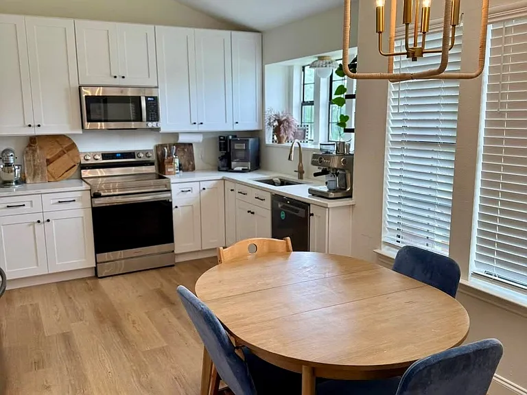 3216 Fairview Dr — Photo 1