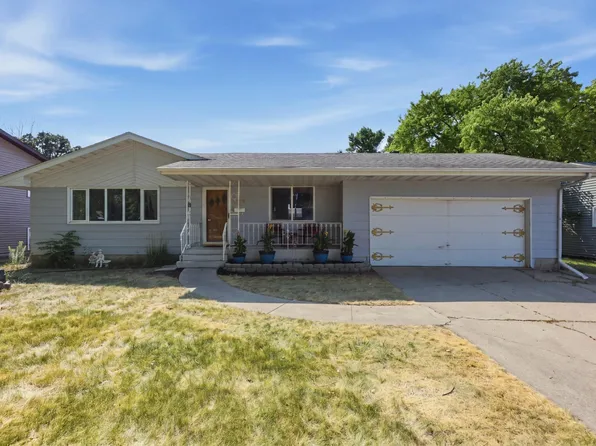 1119 9th St N, Moorhead, MN 56560