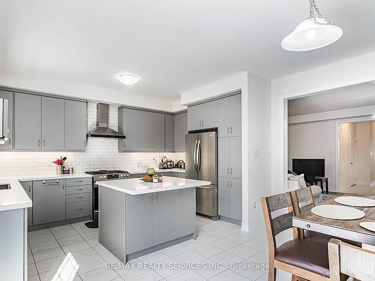 17 Overstone Rd E — Photo 10