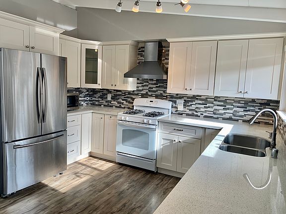 5th image of 322 Hiddenlake Dr