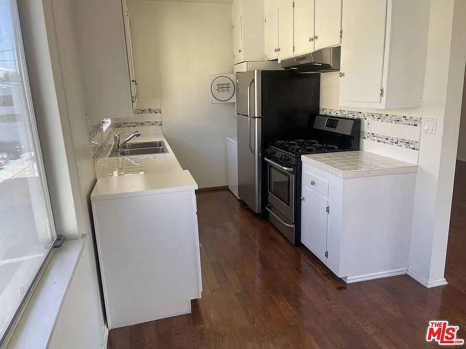 2 bed, 1.0 bath, 1100 sqft, $4,100 — Photo 2