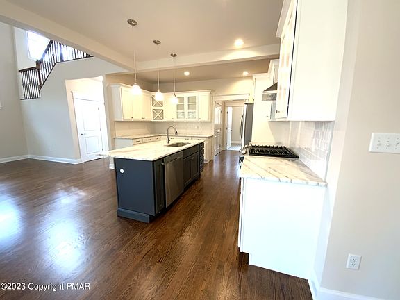 5th image of 668 Stratton Dr