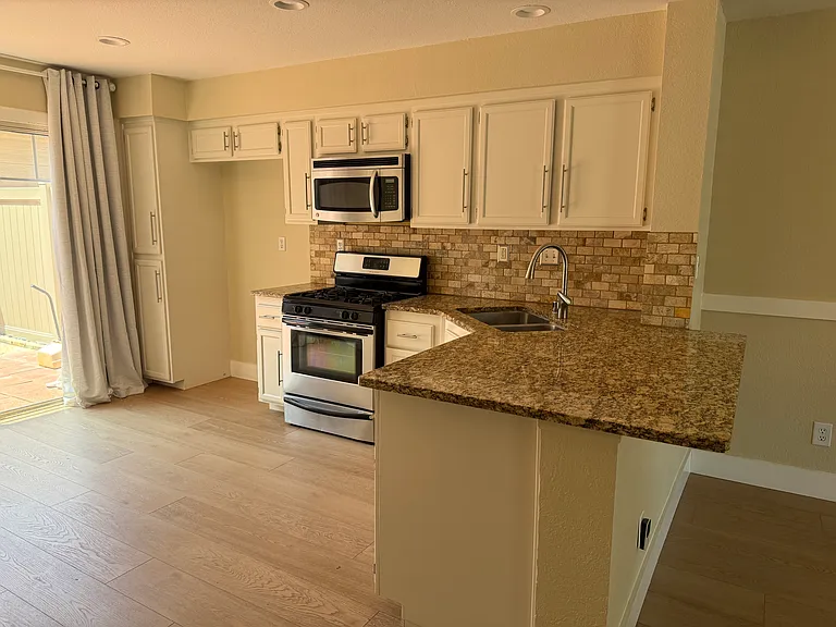 1010 E Chestnut St — Photo 13
