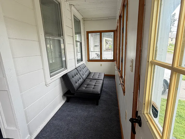 208 Beecher St — Photo 2