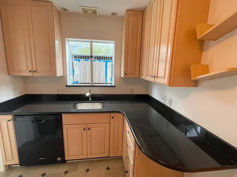 729 N Vermont Ave — Photo 2
