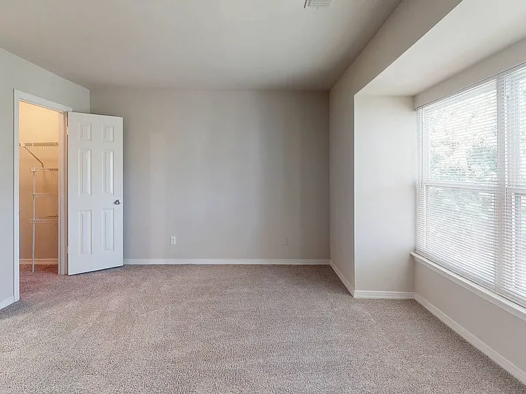 Montclair Apartments — Photo 15
