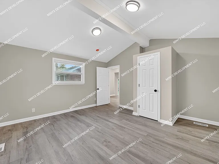 21422 Pembroke Ave — Photo 16