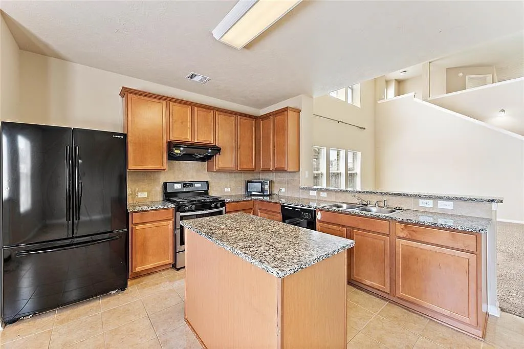 4 bed, 2.5 bath, 2504 sqft, $2,150 — Photo 4
