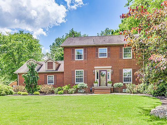 Spacious front yard.