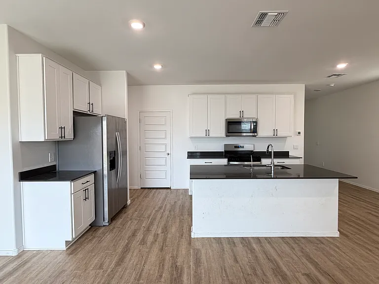 10442 W Guildford Ln — Photo 4