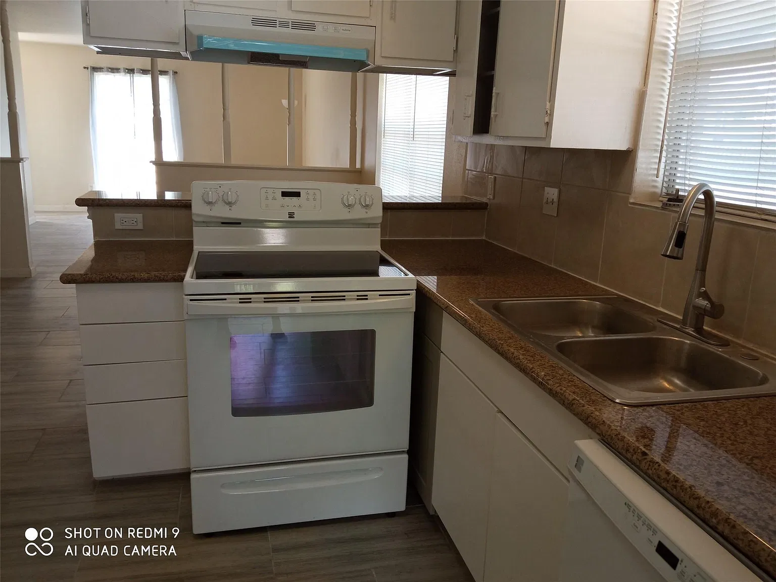 3 bed, 1.0 bath, 1022 sqft, $1,200 — Photo 3