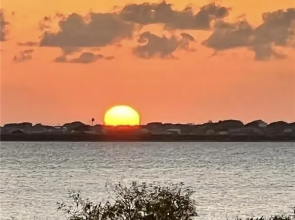 61 Falcon Way, Palacios, TX 77465