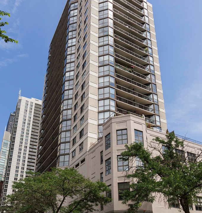 2nd image of 33 W Delaware Pl APT 16J