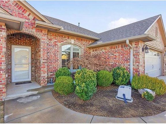 2nd image of 912 Stephanie Ln