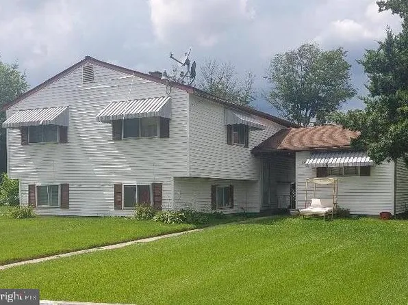 233 College Dr, Pemberton, NJ 08068