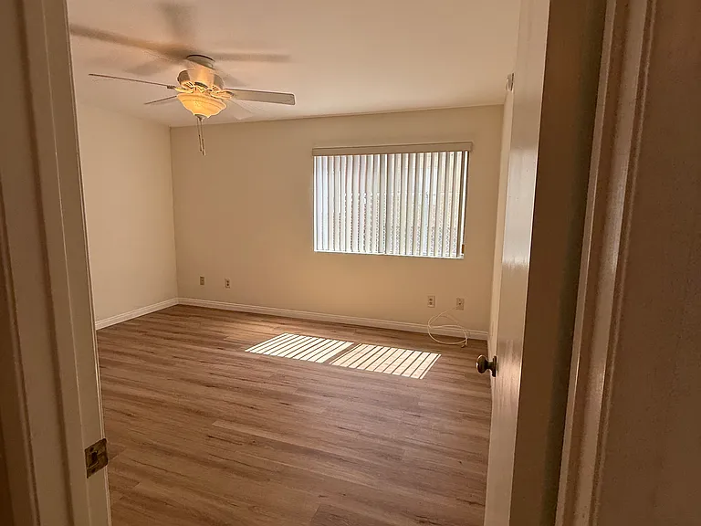 18408 Hatteras St #13 — Photo 4