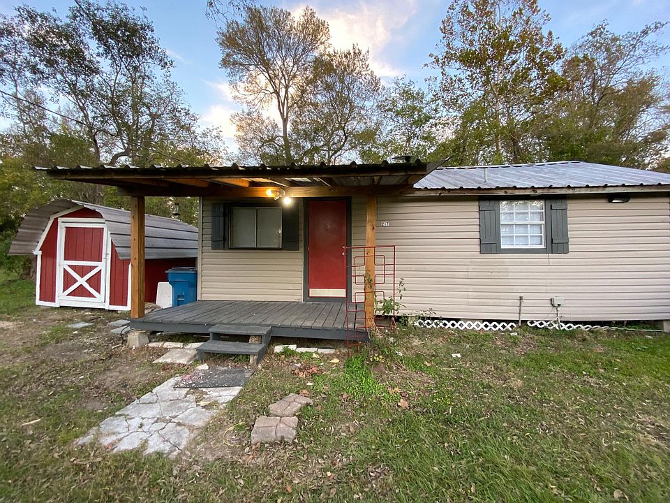 Country Cottage across from the Vermilion River