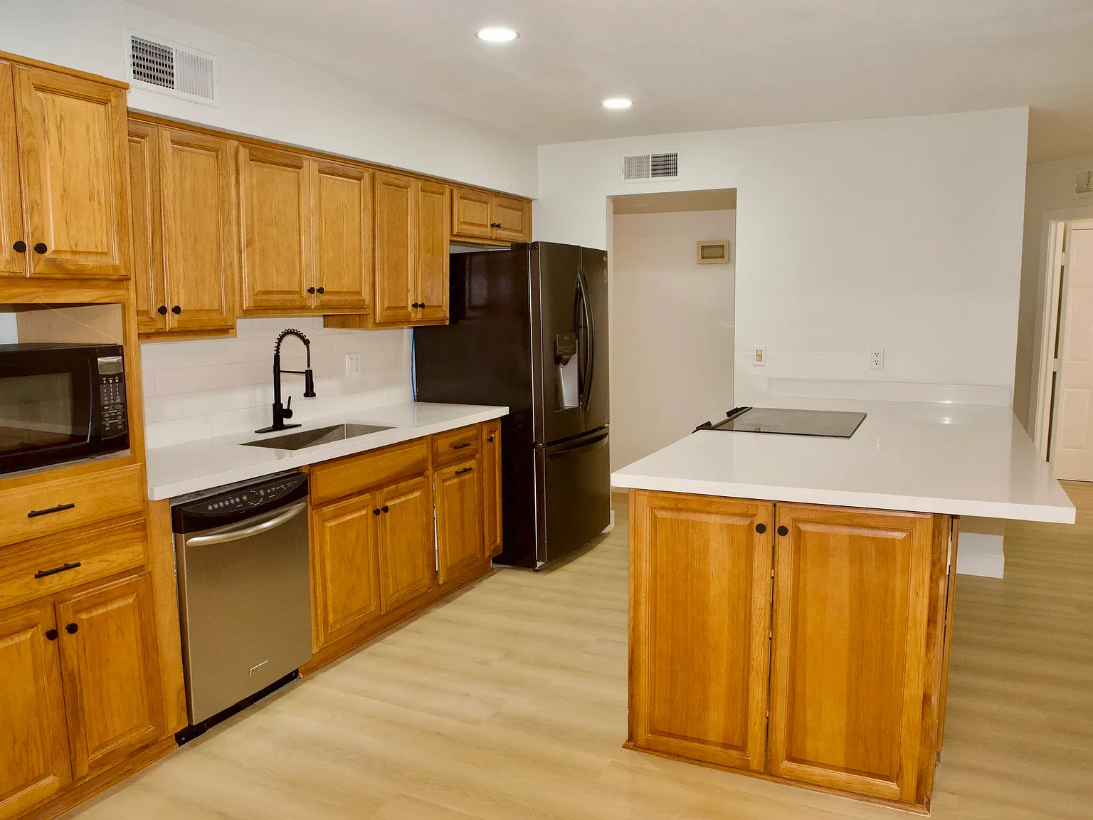 3 bed, 1220 sqft, $2,400 — Photo 4
