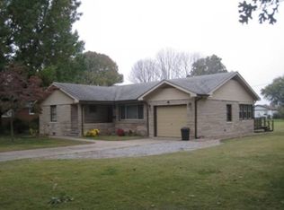 1608 Sunset Dr, Carmi, IL 62821