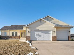 6212 Hoover Trail Rd SW, Cedar Rapids, IA 52404