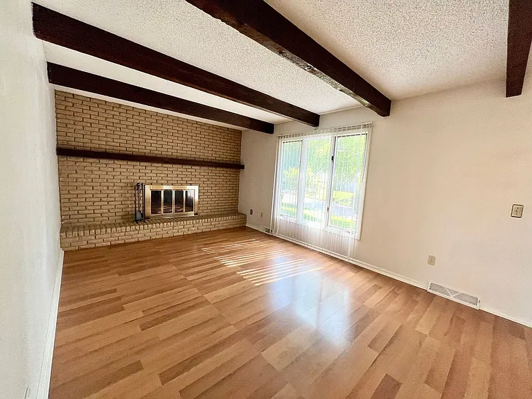 1305 Overlook Dr — Photo 2