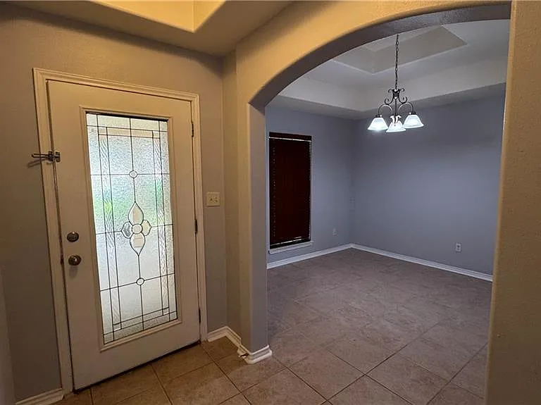 3405 Santa Monica — Photo 2
