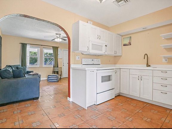 4th image of 528 NE 16th Court