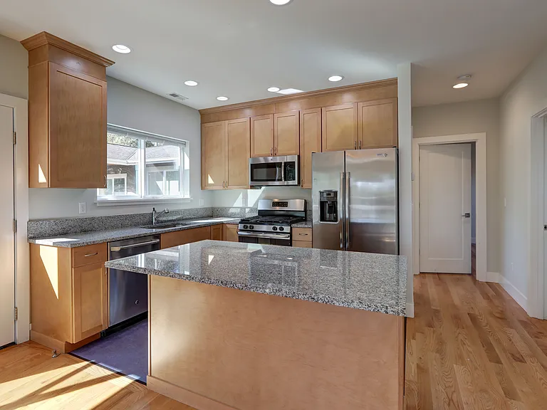 6019 37th Ave NE — Photo 3