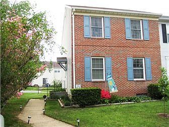 3BR/2.5Bath Brick Faced End Unit w/ Full Basement