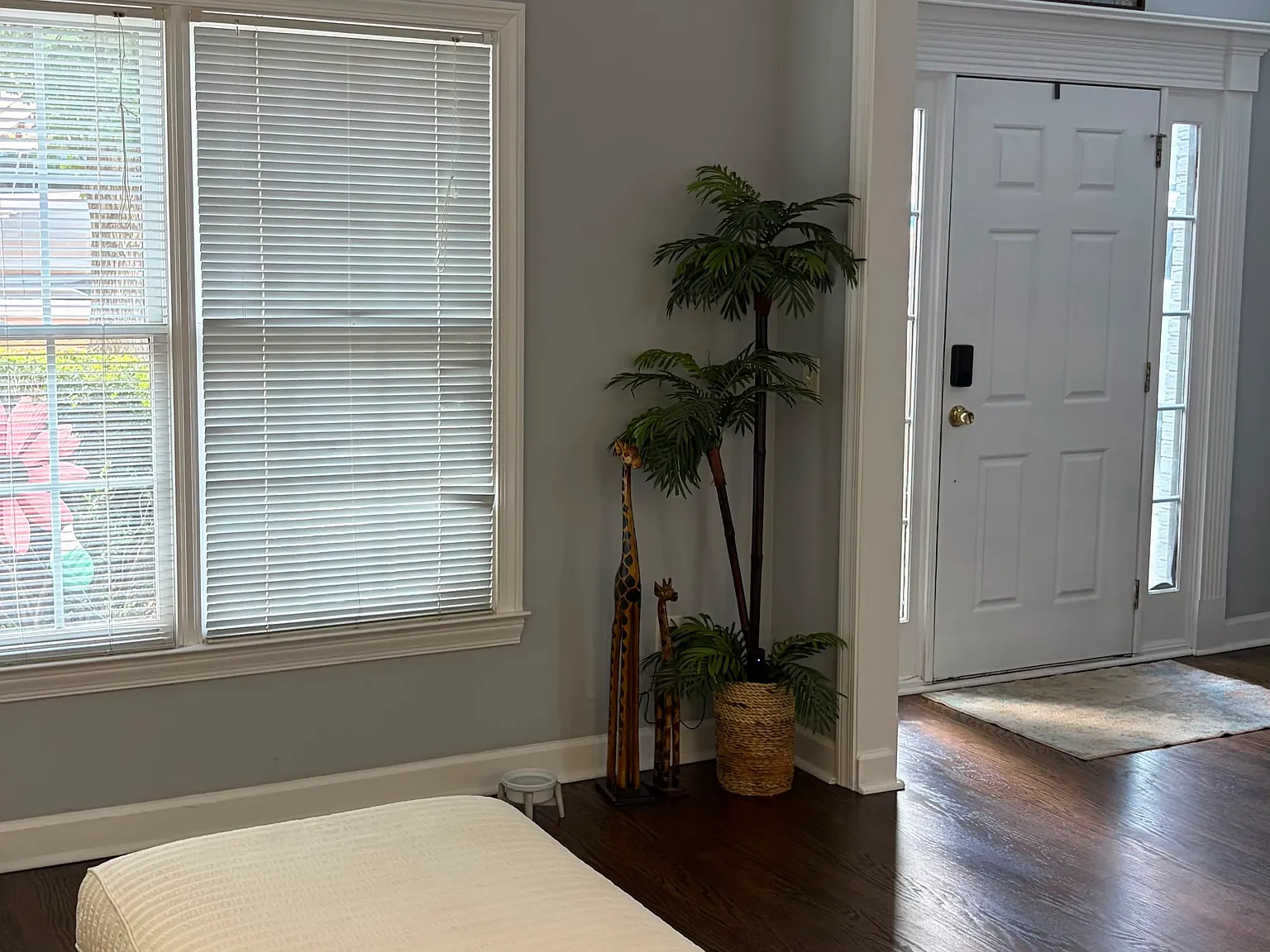 4 bed, 2.5 bath, 2432 sqft, $3,000 — Photo 2