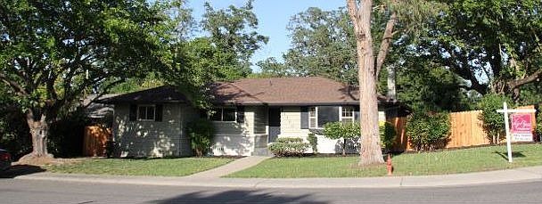 House on corner lot