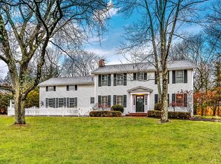 199 Willow Ln, Chagrin Falls, OH 44022